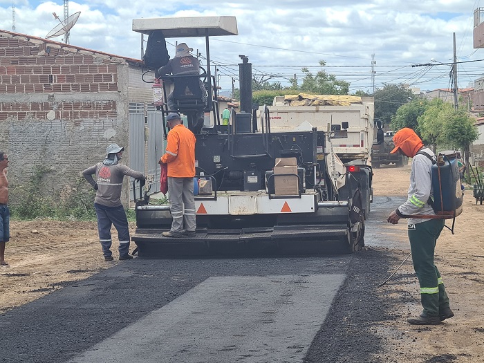 Programa Mais Asfalto: Prefeitura de Sousa intensifica trabalho de pavimentação de ruas no Município 
