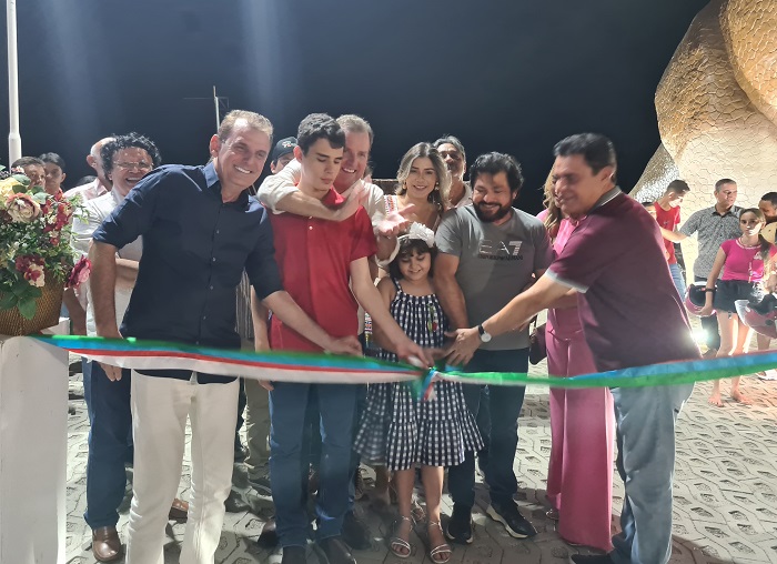 Gestão municipal inaugura portal da cidade com a construção de esculturas de dinossauros de 11 metros de altura 