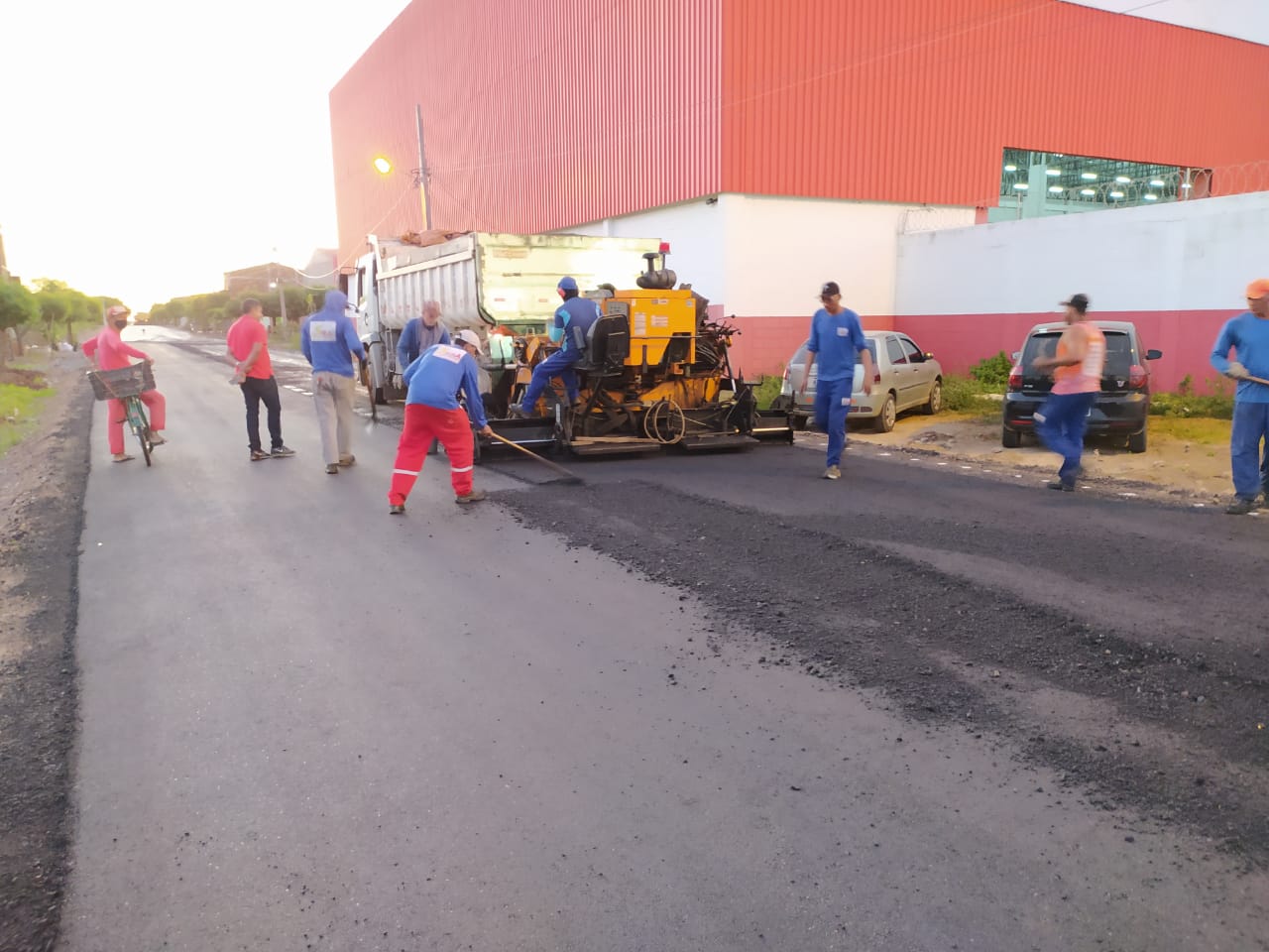 Prefeitura de Sousa realiza serviço de pavimentação asfáltica em ruas do bairro Jardim Brasília