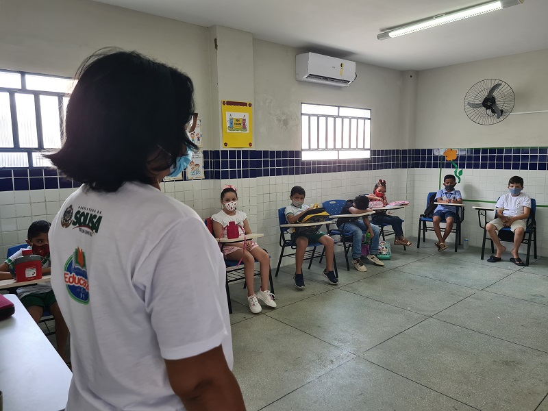 De forma híbrida, volta às aulas em Sousa aconteceu nesta segunda-feira (14)