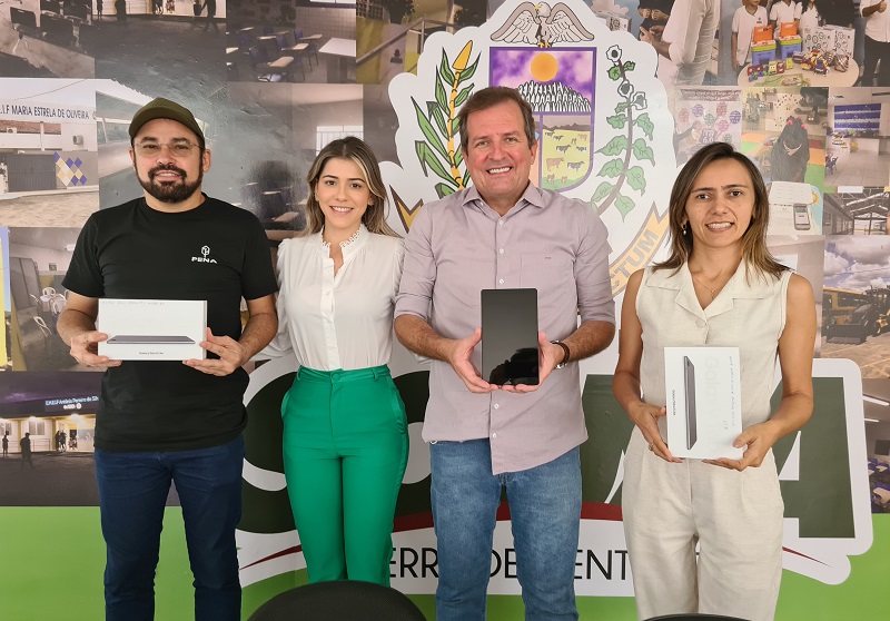 Secretaria Municipal de Educação de Sousa realiza entrega de tablets aos alunos dos anos finais 
