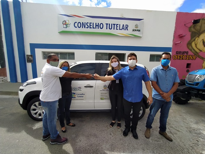 Prefeitura de Sousa entrega trator à Secretaria de Agricultura e veículo ao Conselho Tutelar