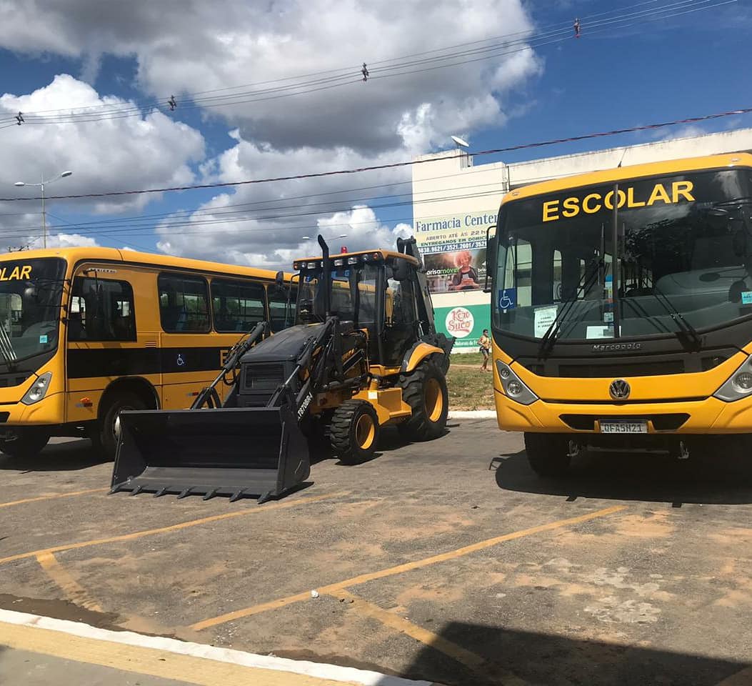 Prefeitura de Sousa realiza entrega de 2 ônibus escolares e retroescavadeira 