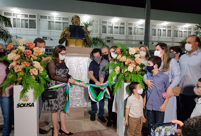 Prefeitura inaugura Praça na região central em homenagem ao médico Péricles Rodrigues Neves (Dr. Pepé) 