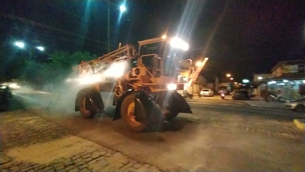 A Prefeitura realizou mais uma etapa do serviço de limpeza e desinfecção de ruas e avenidas com maior fluxo