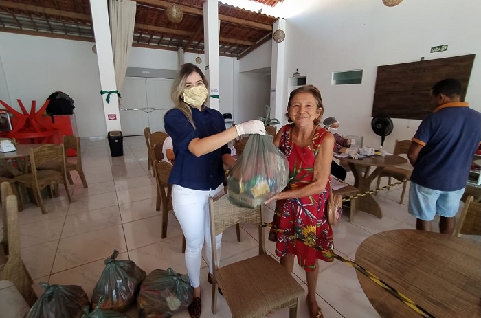 Prefeitura de Sousa começa a entregar ajuda emergencial de R$ 200 e cestas básicas aos profissionais autônomos 