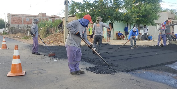 Prefeitura de Sousa intensifica trabalho de asfaltamento em ruas do bairro Jardim Brasília 