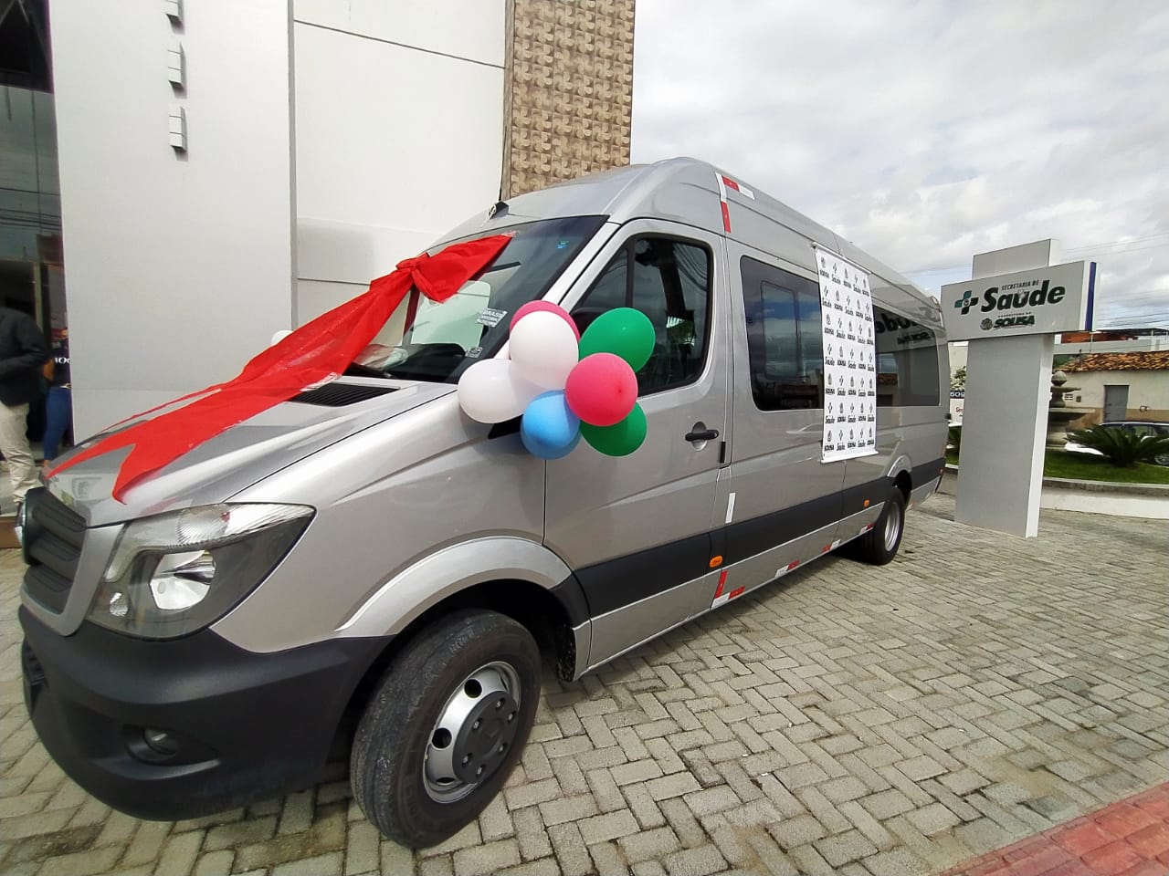 Prefeitura de Sousa entrega Van 0KM ao serviço de transporte para pacientes em Tratamento Fora do Domicílio