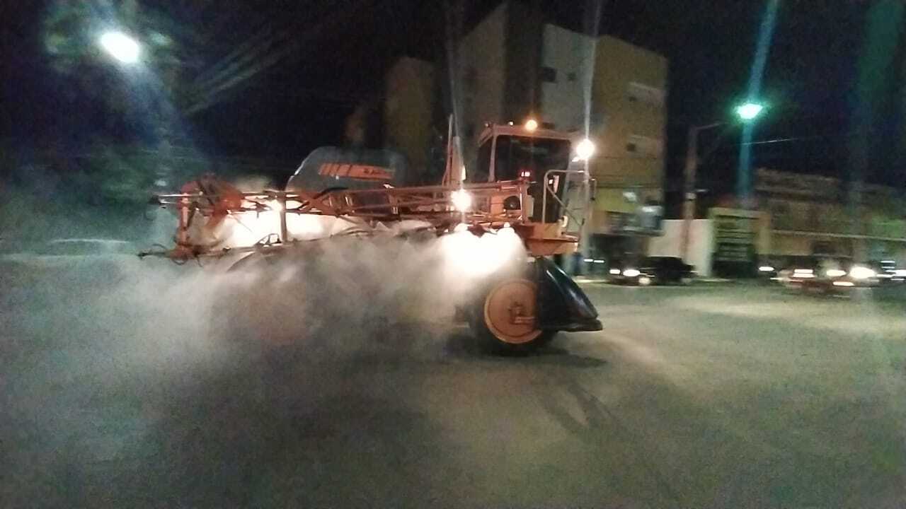 Prefeitura de Sousa realiza serviço de limpeza e desinfecção de ruas e avenidas com maior fluxo de pessoas 