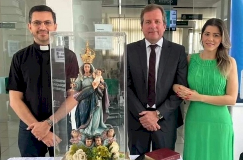 Prefeitura de Sousa recebe imagem peregrina de Nossa Senhora dos Remédios com a benção para todos os servidores