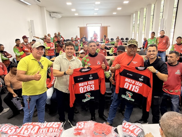 Prefeitura de Sousa entrega 150 novos fardamentos e incentivo financeiro a mototaxistas