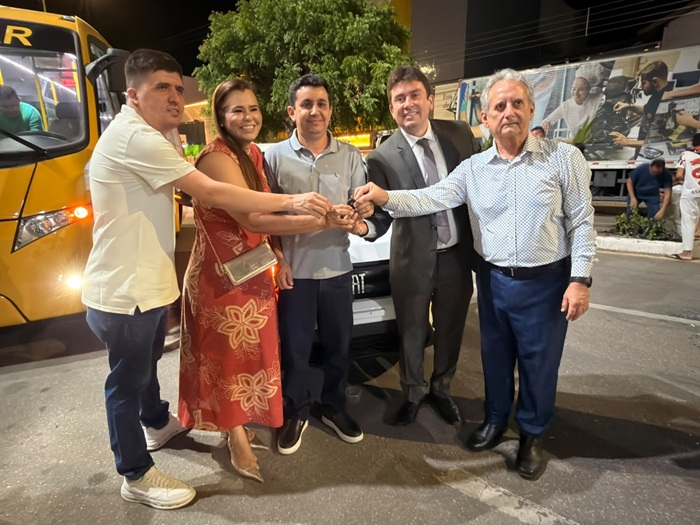 Superintendência de Transportes de Sousa reforça frota com entrega de dois veículos 0 km