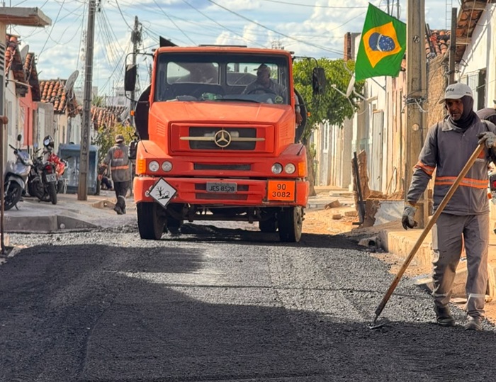Programa Pavimenta Sousa avança com asfaltamento de ruas no bairro Frei Damião 